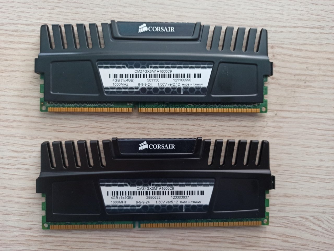 Corsair 4 GB 1600MHz DDR3 Vengeance CMZ4GX3M1A1600C9 4 * 2 = 8