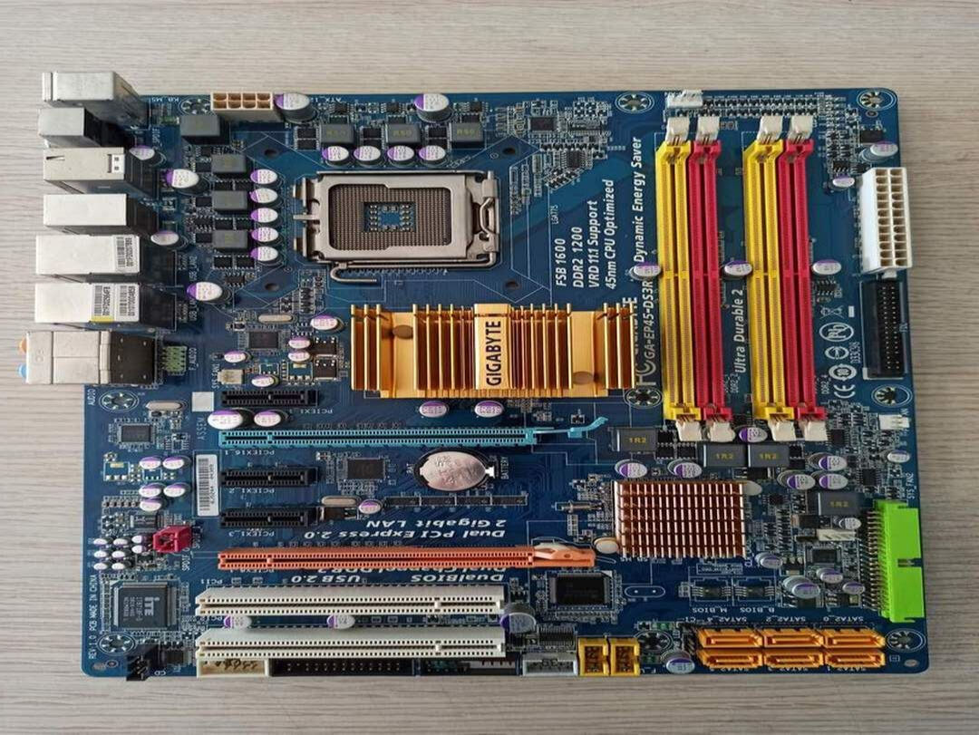 Gigabyte GA-EP45-DS3R Anakart